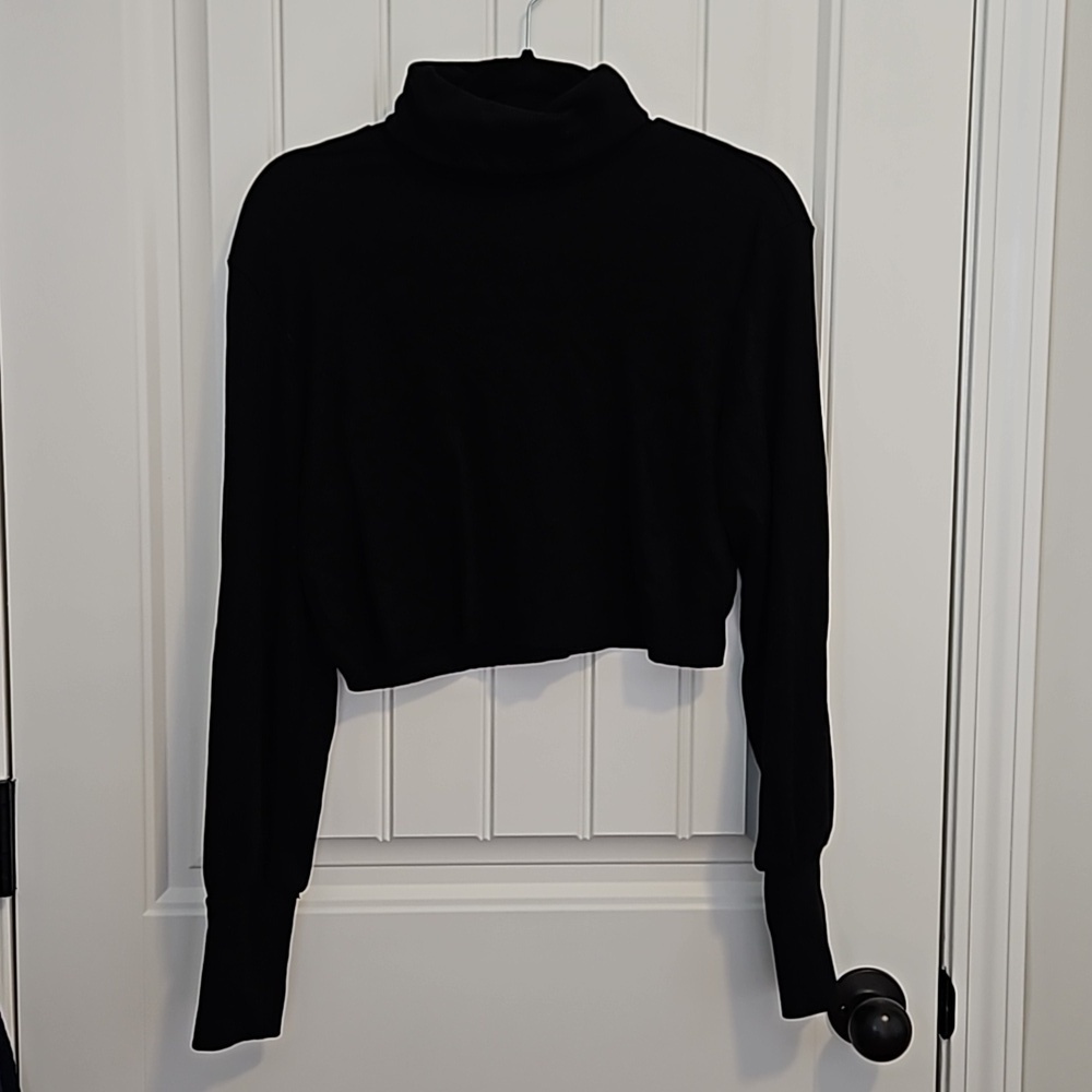 Forever 21 Turtles Neck Cropped Sweater Size L